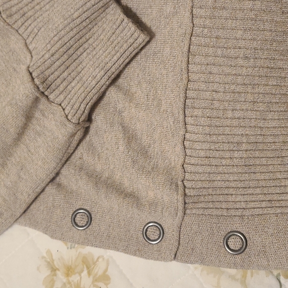 Sweater - Picture 5 of 6